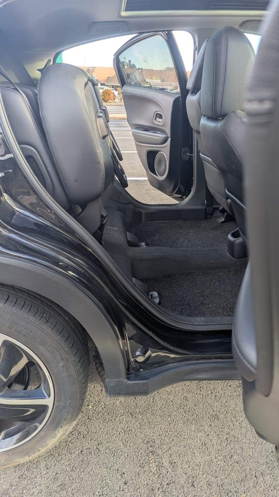 2019 Honda HR-V 1.5 i-VTEC Automatic – Panoramic Roof, MOT till March 2026, leather seats