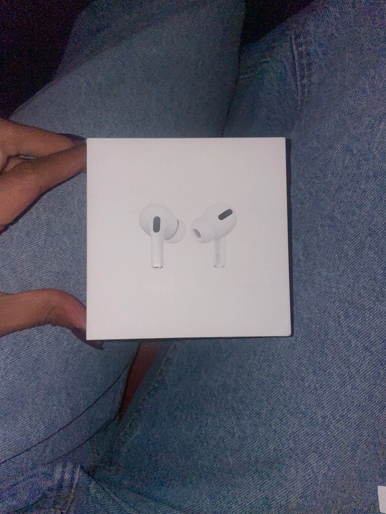 Apple AirPods with MagSafe charging case 