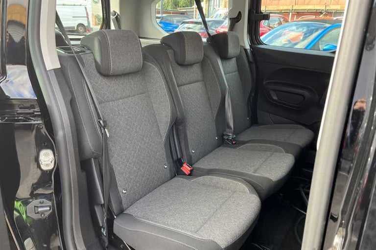 2025 Vauxhall Combo Life Electric 52kWh Design XL MPV 5dr Electric Auto (7.4kW Charger) (136 ps) ...