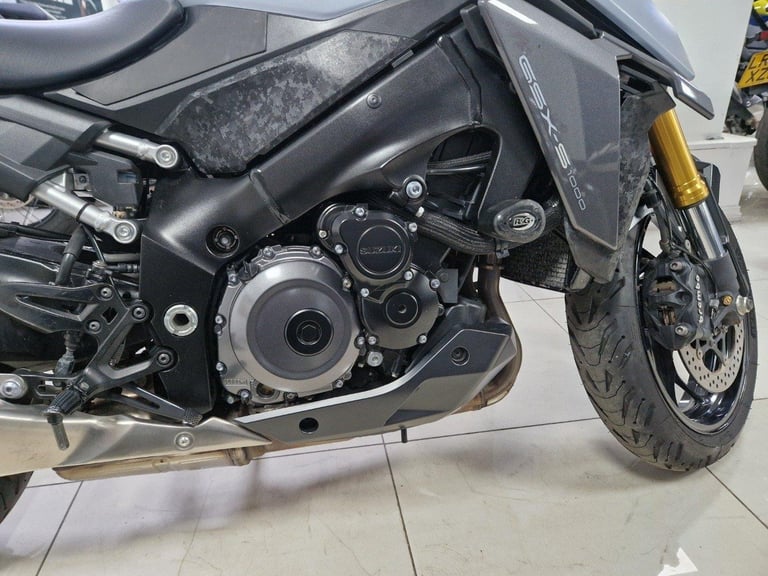 SUZUKI GSX-S 1000 IN GRAY