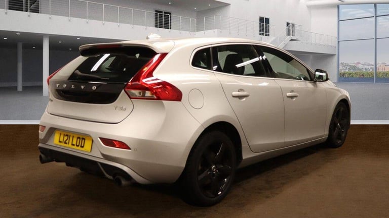 2018 Volvo V40 2.0 T3 R-Design Nav Plus Euro 6 (s/s) 5dr HATCHBACK Petrol Manual