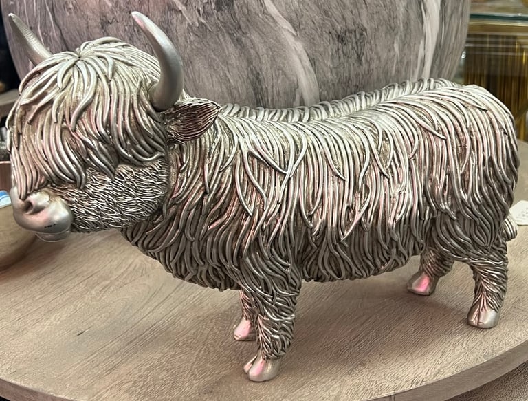 Large Highland cow standing resin ornament NEW & BOXED