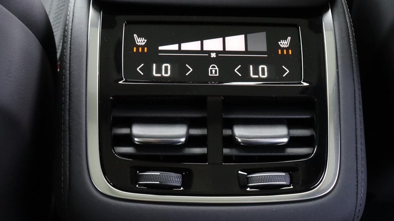 2025 Volvo XC90 B5 (P) AWD Plus Dark (Harman Kardon Sound, 360 Camera, Apple CarPlay, BLIS) ESTAT...