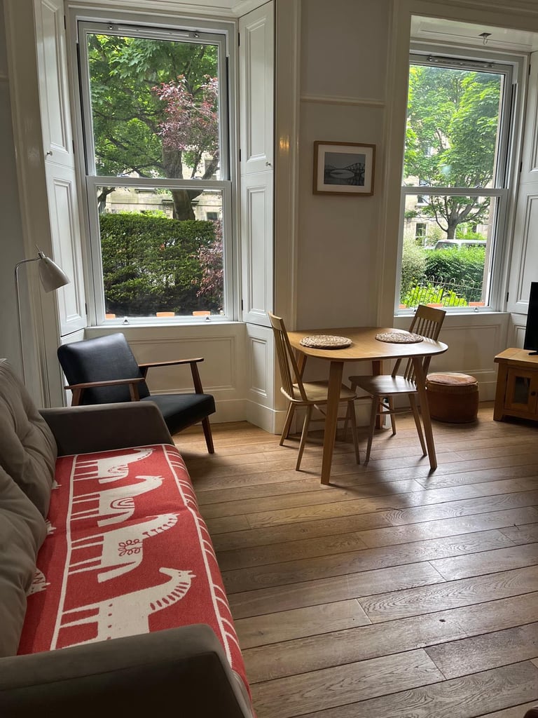 Beautiful Room Available Near Marchmont and Meadows! 