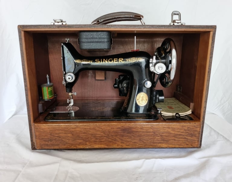Singer K99 electric sewing machine 1939 vintage + accessories (collectors item)
