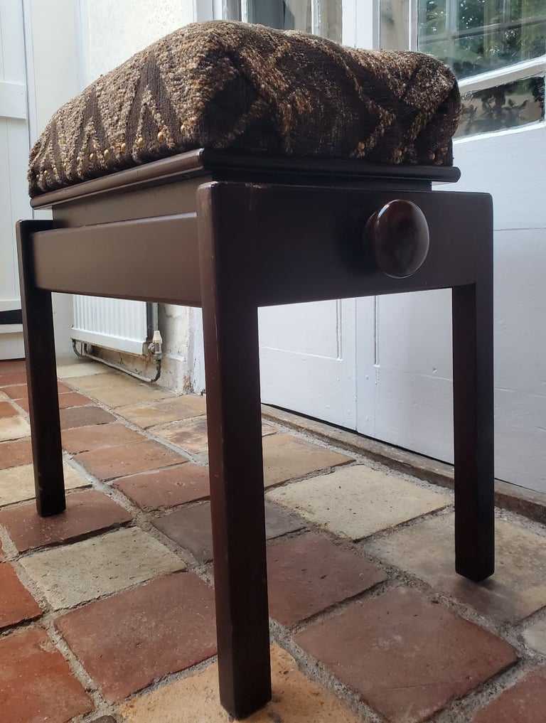 Piano stool, adjustable height