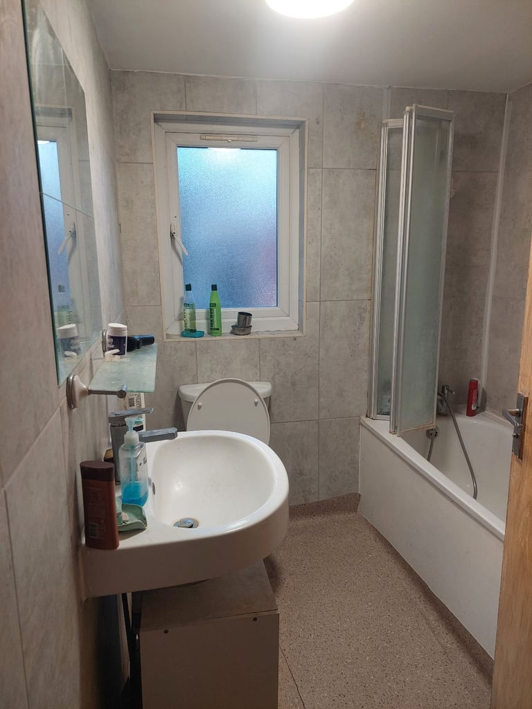 LARGE  ROOM TO RENT BARKING OFF ILFORD LANE