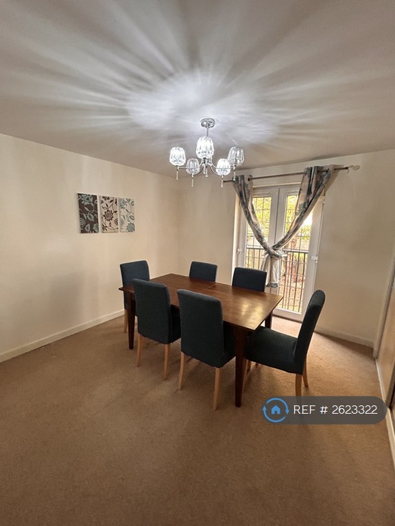 3 bedroom flat in Chesterfield Gardens, Glasgow, G12 (3 bed) (#2623322)