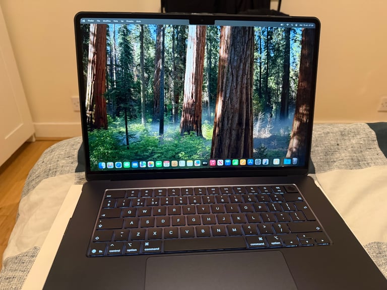 Apple MacBook Air 2025 15.3in M4 16GB 256GB - Midnight