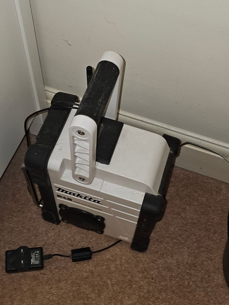  Makita DMR104 DAB/FM Job‑Site Radio – White – Makita DMR110 DAB/FM Site Radio - Barely Used