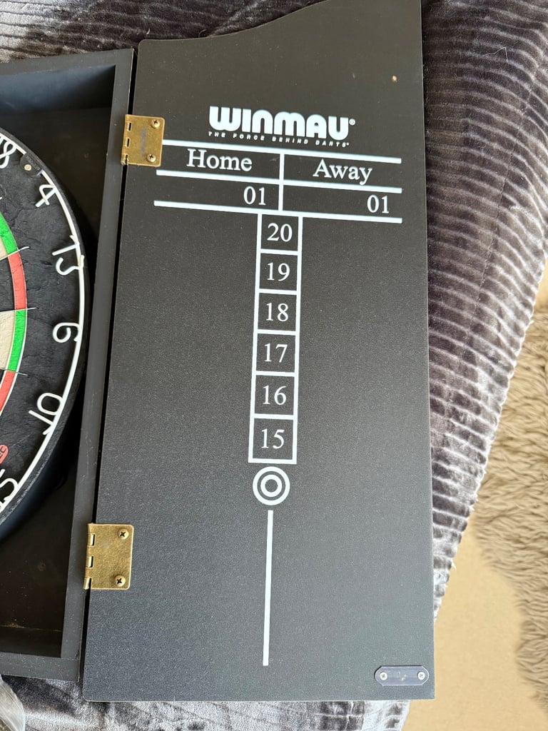 Windau Blade 6 Championship Dart Board, cabinet and darts set