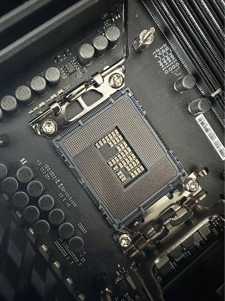 ASUS ROG MAXIMUS Z790 DARK HERO LGA 1700 ATX Intel Motherboard £350