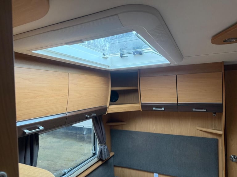 2011 Buccaneer Schooner Fixed bed end large washroom