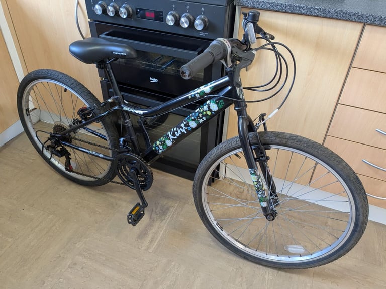 Girl's bike 24 inches wheels. 