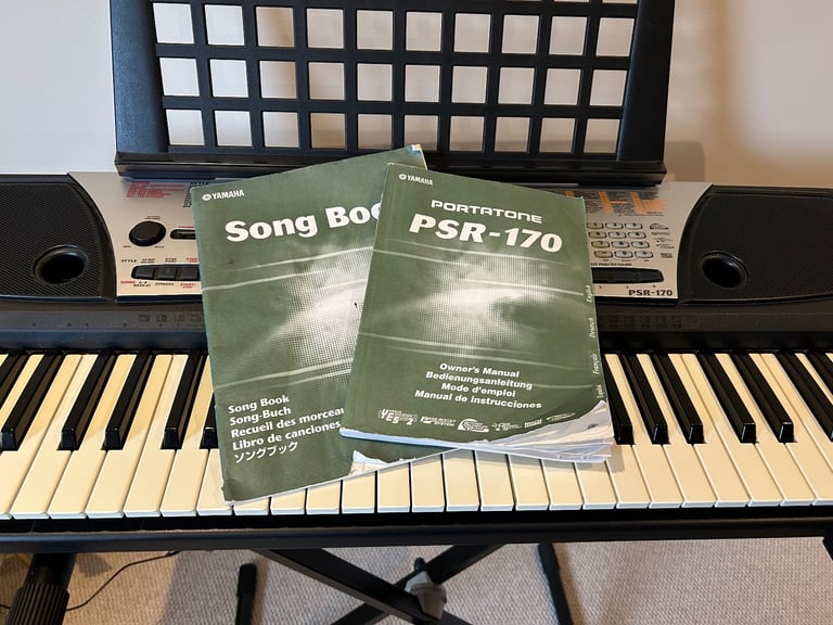 Yamaha PSR-170 keyboard and stand