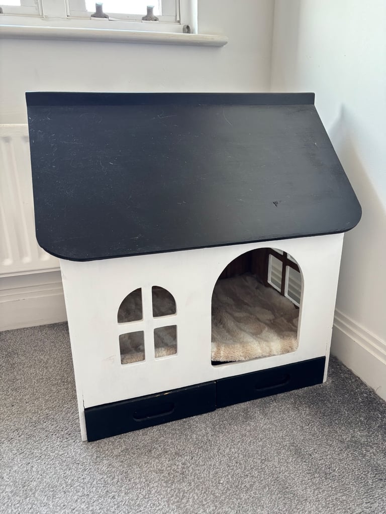 Dog/Cat wooden house 