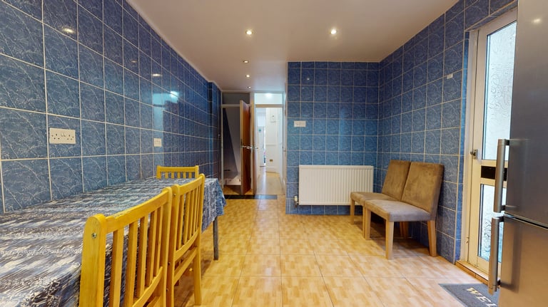 6 bedroom house in Senrab Street, London, E1