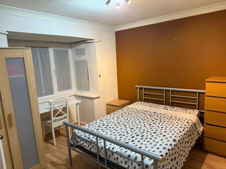 Spacious Double Room to Rent – Sutton Common Road – NO DEPOSIT