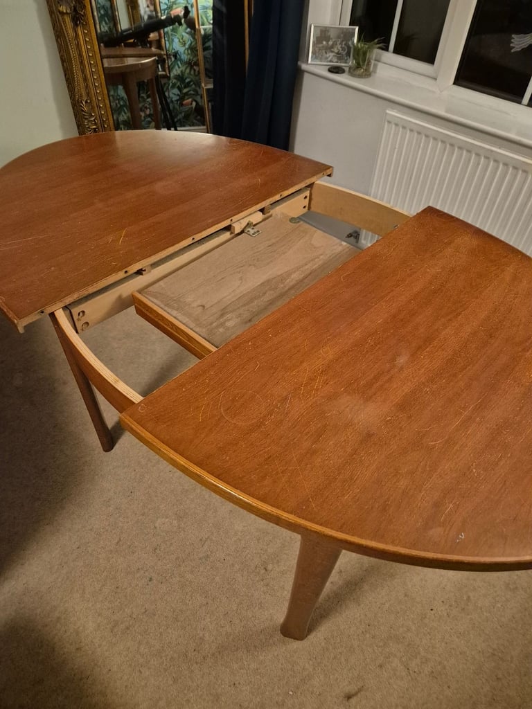 ** Dining table and chairs set **Extendable 4-6/8 seater dining table with 6 chairs 
