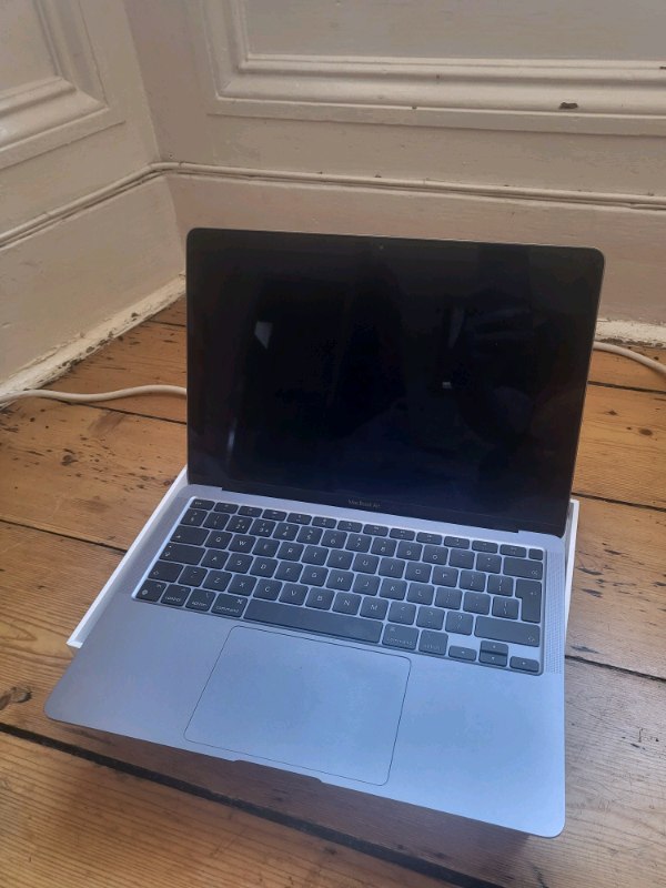 Apple MacBook Air M1 Chip (2021) 