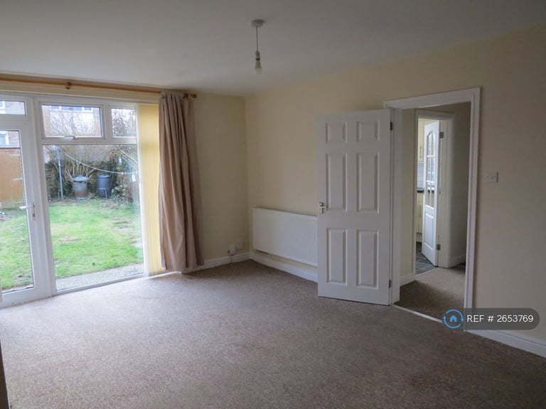 2 bedroom flat in Mowbray Drive, Reading, RG30 (2 bed) (#2653769)