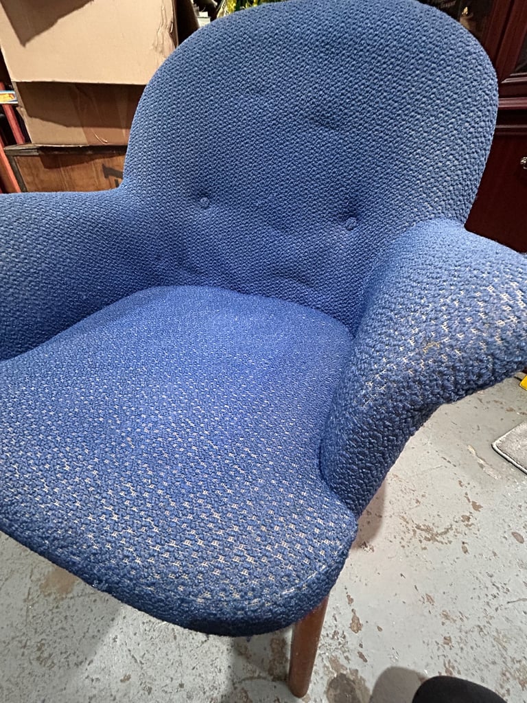 Vintage Armchair with Solid Wood Legs  (Project) 