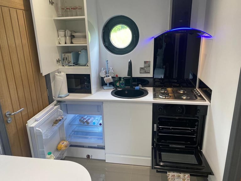 Private Lakeside Cabin Available To Rent