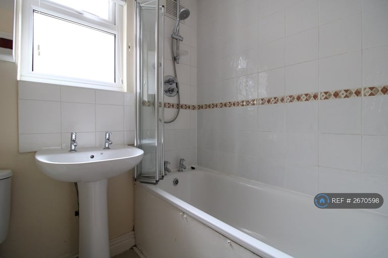 3 bedroom flat in Kellino Street, London, SW17 (3 bed) (#2670598)