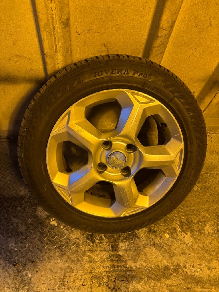 image for 15 inch genuine Ford fiesta alloys and tyres