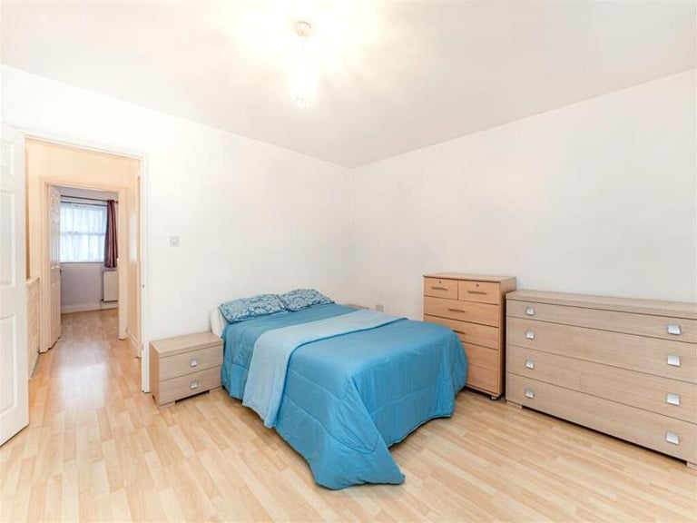 🌟 Cozy room available in Mile End