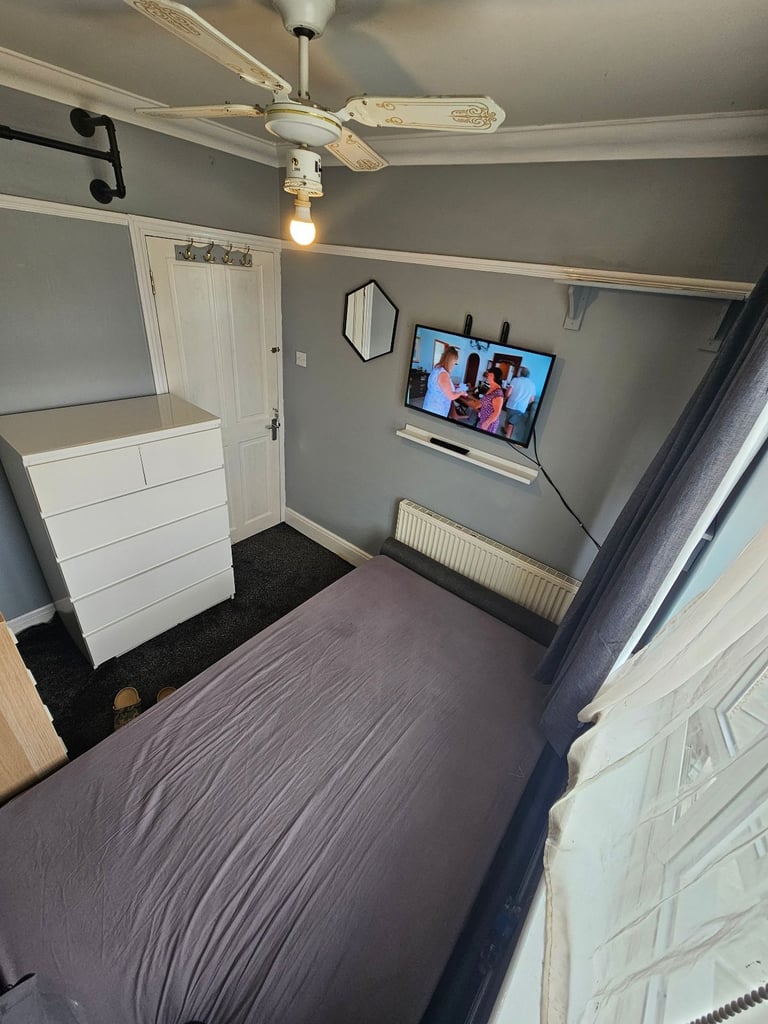 Small double room for rent kingswood 