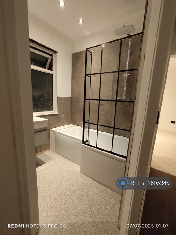 2 bedroom flat in North Street, Romford, RM1 (2 bed) (#2605345)