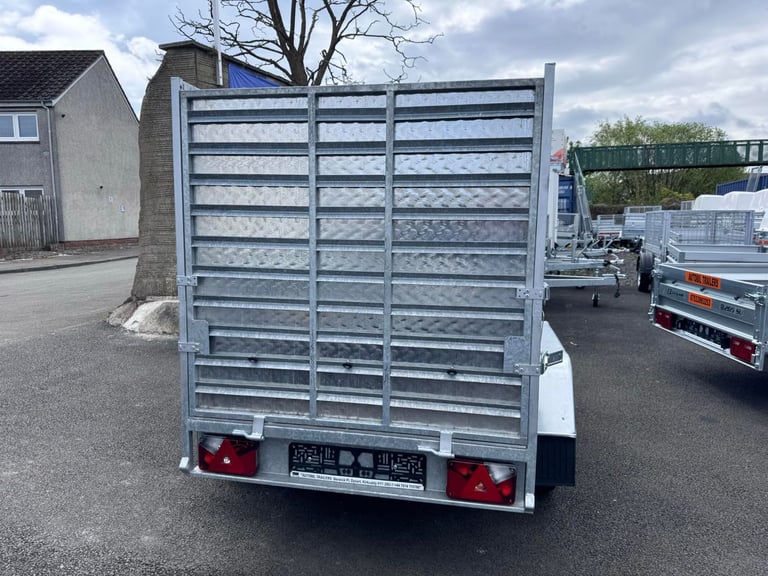 NEW 8,2ft X 4,3ft (BC752) TWIN AXLE TRAILER WITH 80CM MESH & RAMP 1300KG