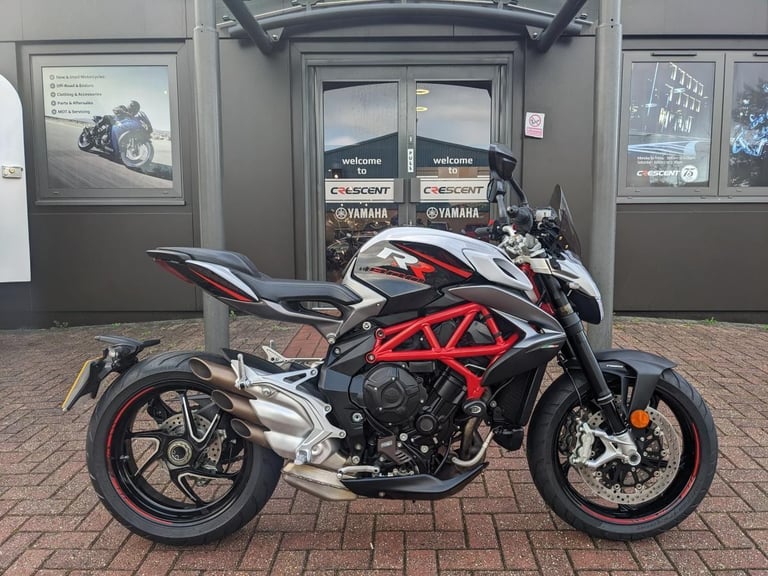 MV AGUSTA BRUTALE 800 RR 2018- VERY RECENT TYRES - 6 SERVICE STAMPS - FLY SCREEN