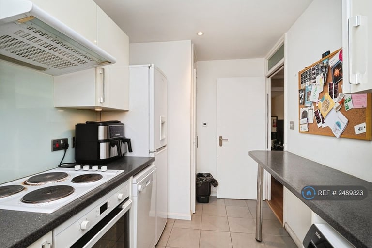 1 bedroom flat in Mill Court, London, E10 (1 bed) (#2489323)