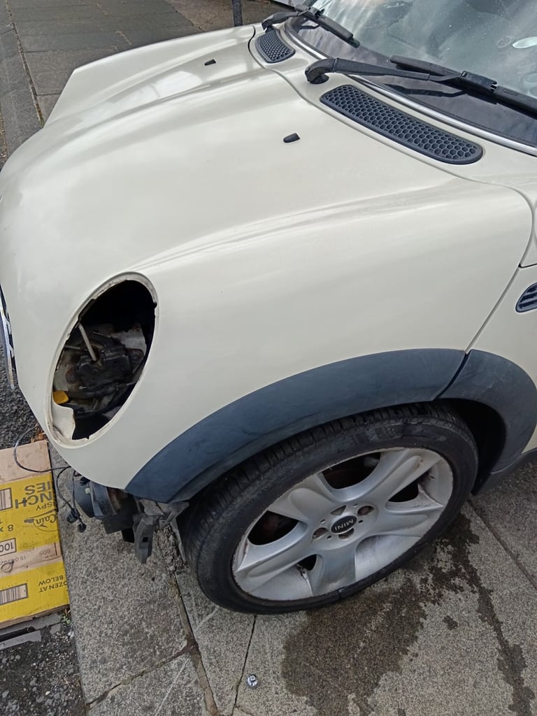 Mini R50 pepper white bonnet and grill, grill is loose,