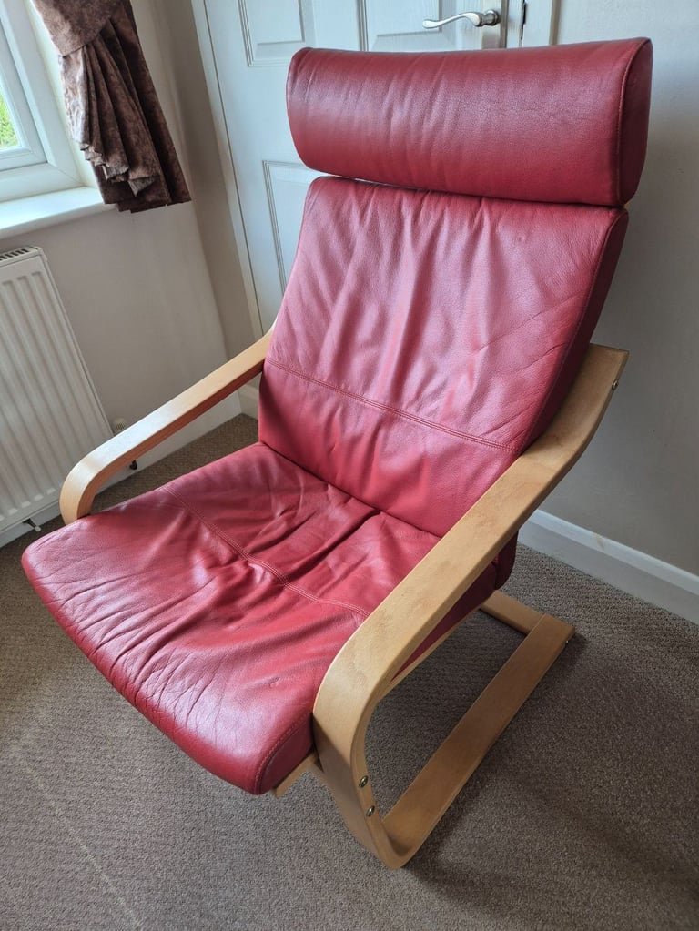 Beautiful POÄNG Armchair in Oak veneer and red leather in excellent condition
