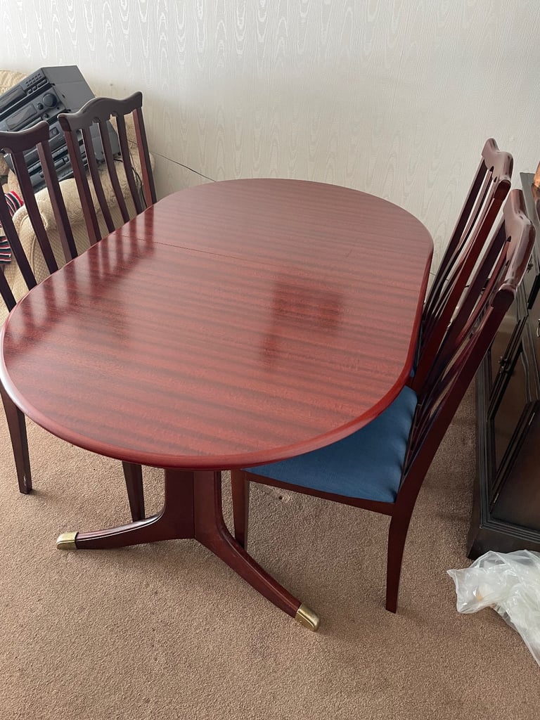 Mahogany Effect Extendable Dining Table with 6 Chairs