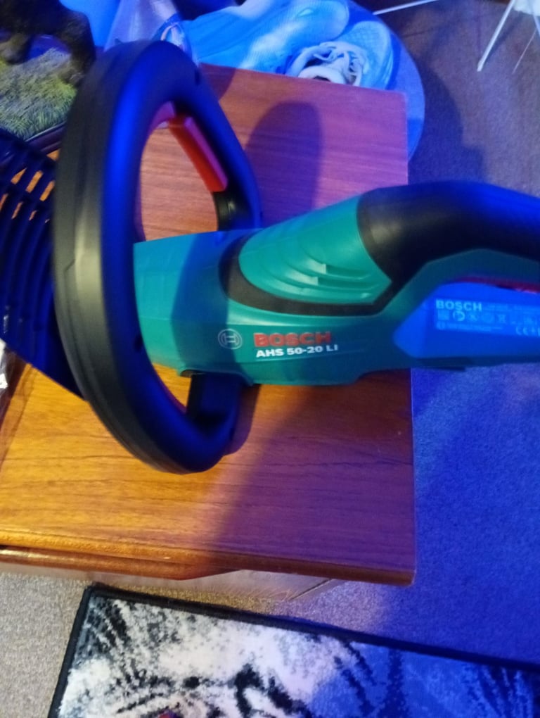 Bosch cordless universal hedge trimmer new 