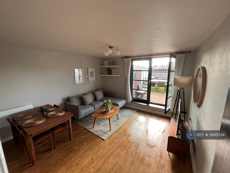 1 bedroom flat in Commercial Road, London, E14 (1 bed) (#2665234)