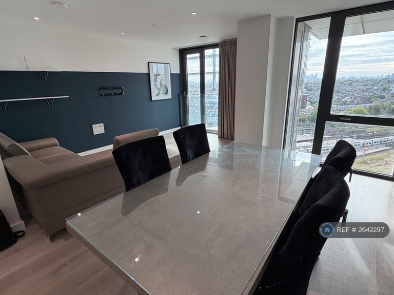 2 bedroom flat in City North East Tower, London, N4 (2 bed) (#2642297)