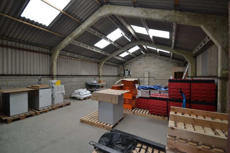 1080 Sqft Workshop/ Warehouse unit to let in Newdigate, RH5