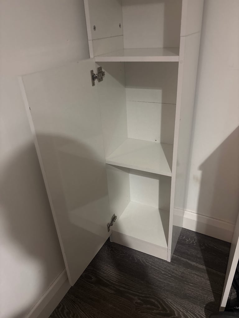 Bathroom/bedroom cabinet storage tower 