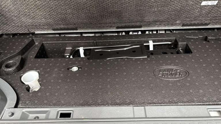 2024 Land Rover Defender 3.0 D250 X-Dynamic HSE 90 3dr Auto ESTATE DIESEL Automatic