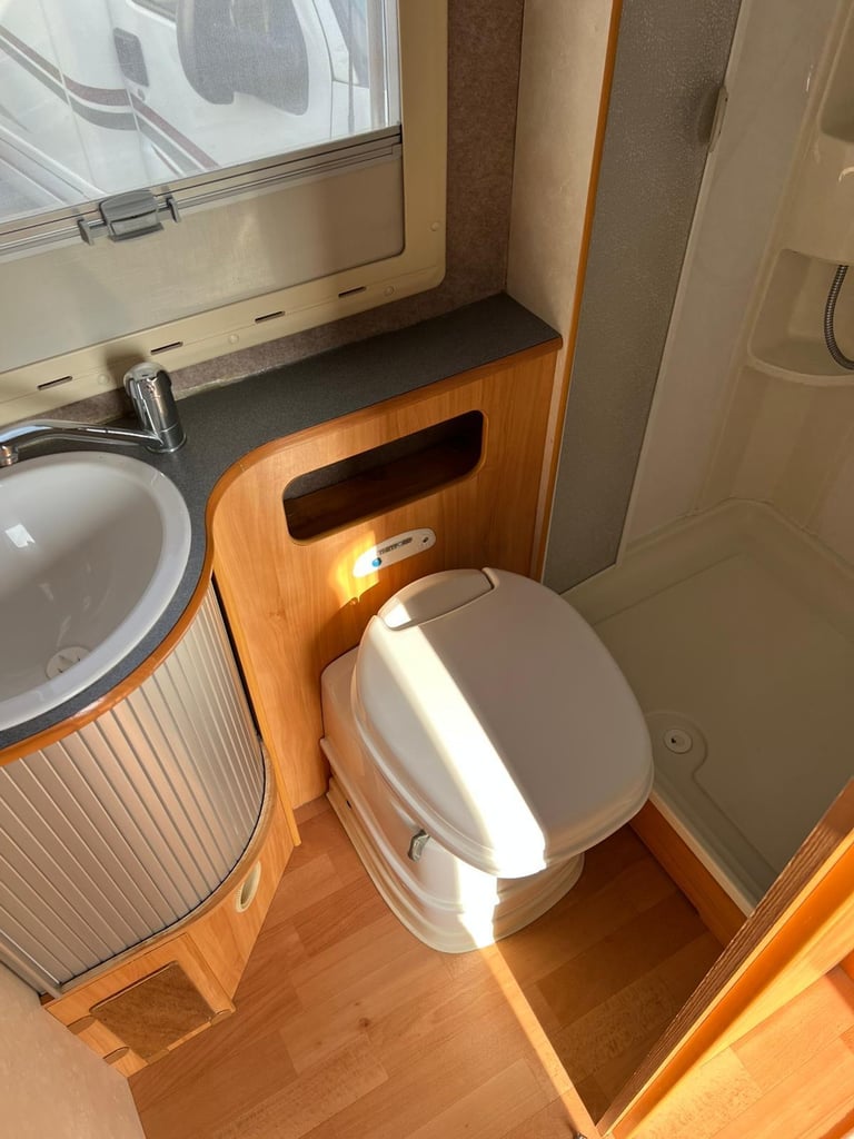 2005 - Adria Coral 630 DH - 2.8ltr - 40,000 miles - 5 berth / 6 belts 