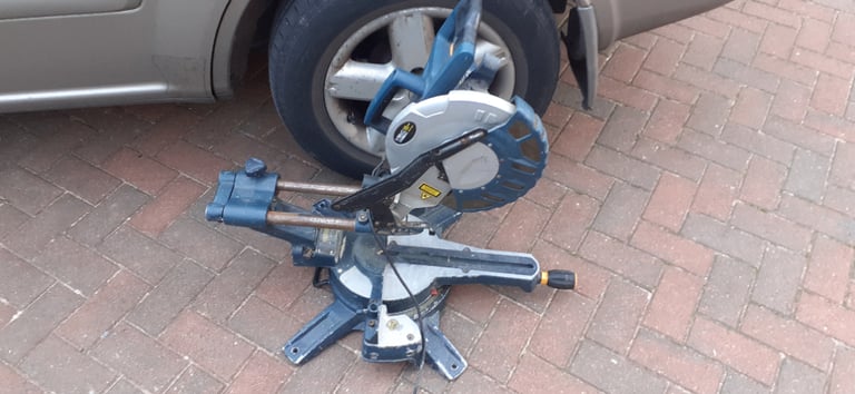 Chop saw slide saw working 