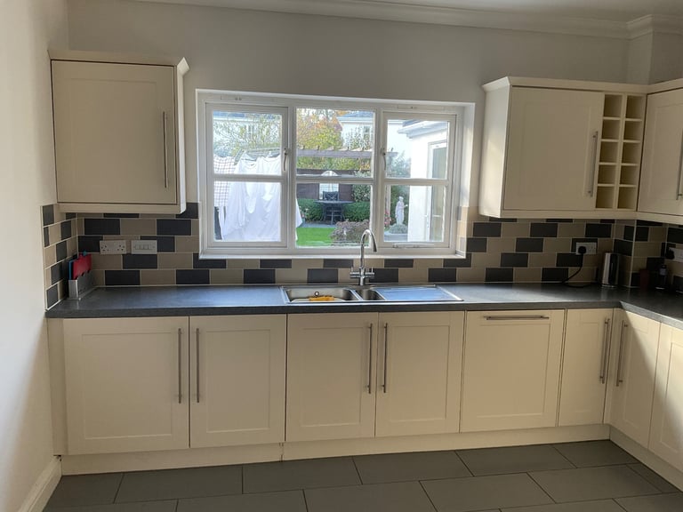 image for For sale:  kitchen units and Bosch appliances in excellent condition 