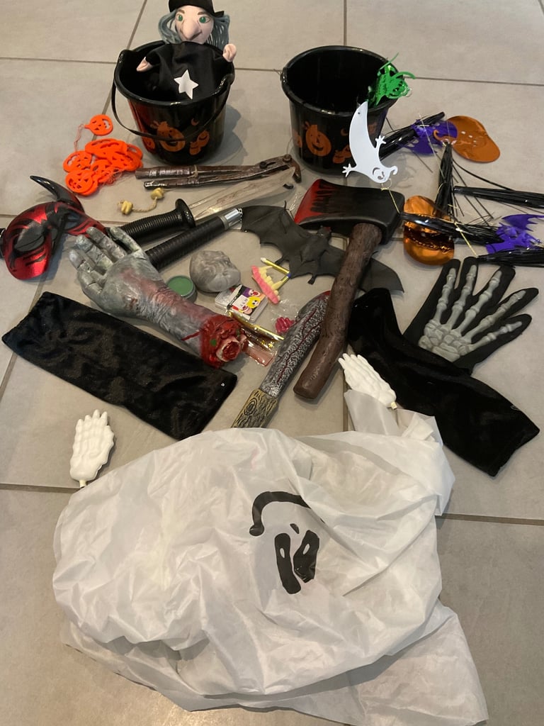 Halloween costumes / accessories / lamps 