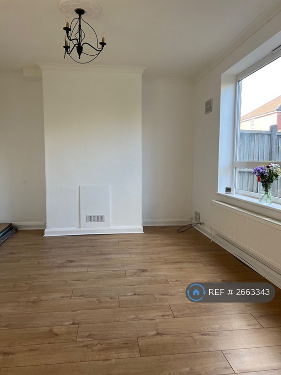 3 bedroom house in Brant Avenue, Newcastle-Under-Lyme, ST5 (3 bed) (#2663343)