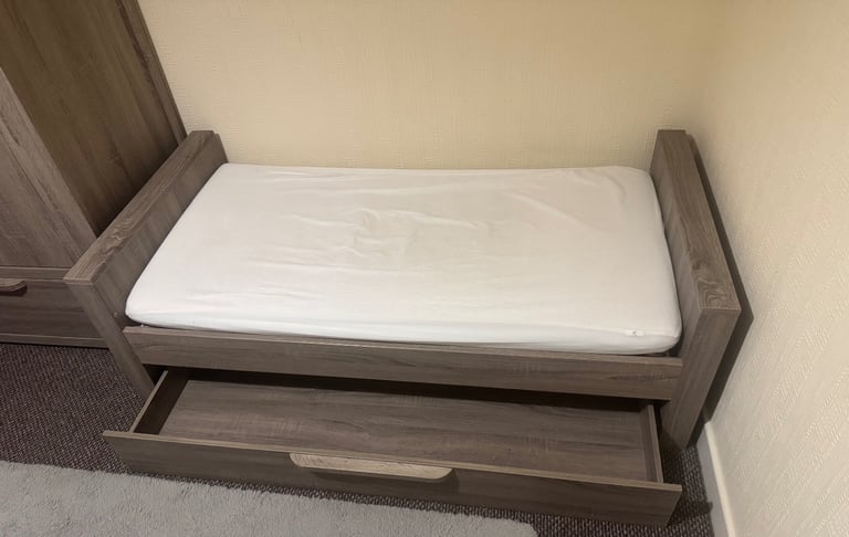 Mamas & Papas toddler cot/cot bed